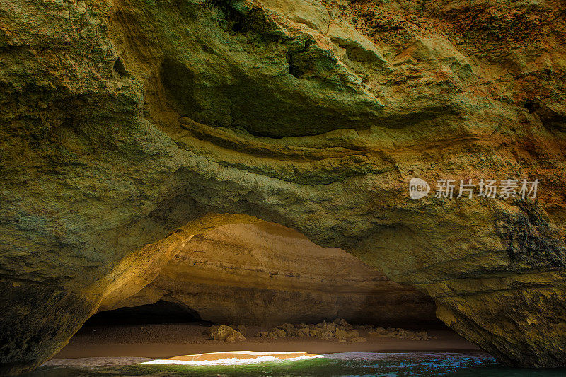 海滩和岩石在葡萄牙阿尔沃在夏末太阳的海景图像