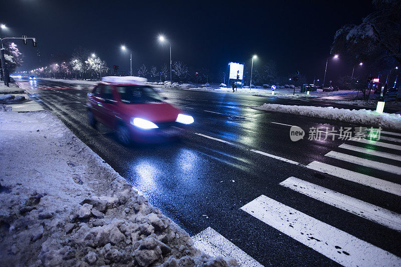 塞尔维亚贝尔格莱德市的雪夜