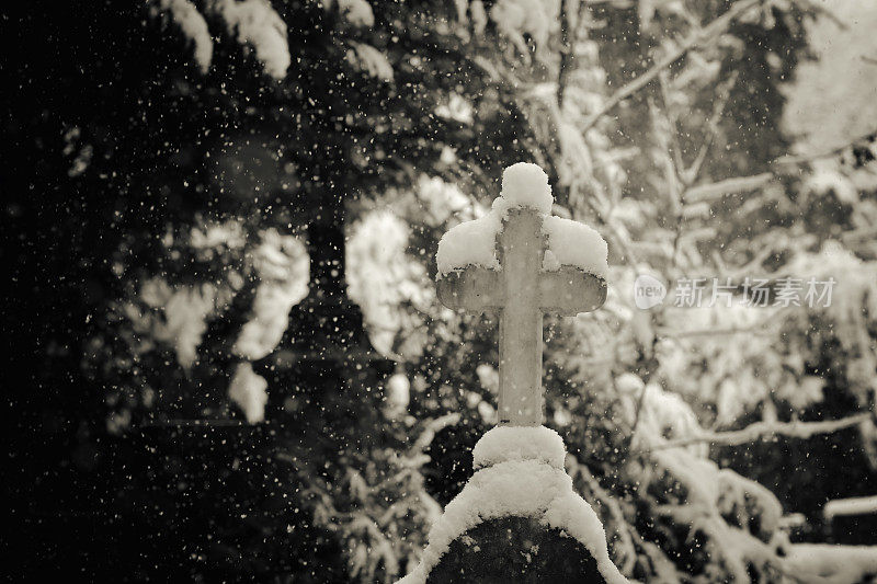 深雪中的墓地上的基督教十字架