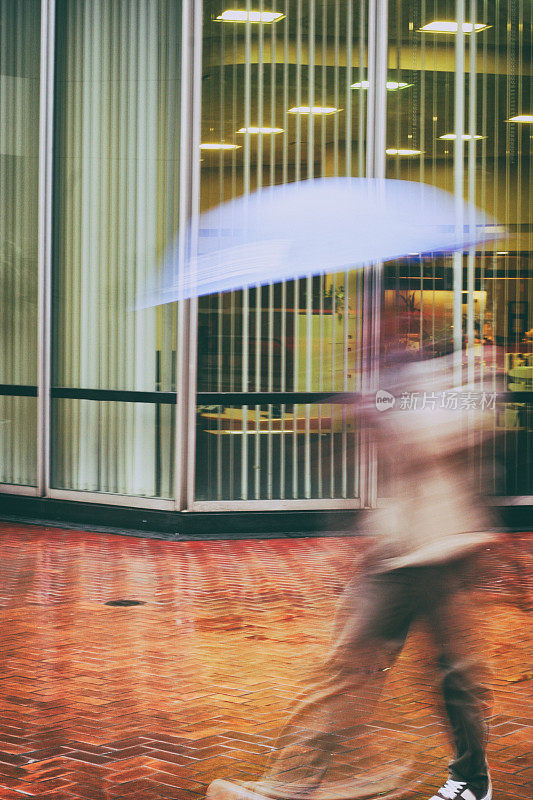 雨中的城市行人