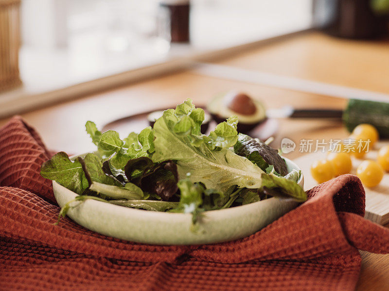 厨房里的生菜沙拉