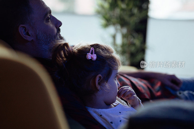 父亲和女儿一起看电视