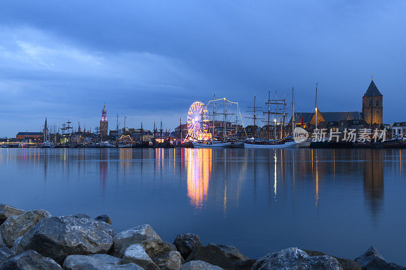 坎彭的夜景在IJssel河期间帆船坎彭