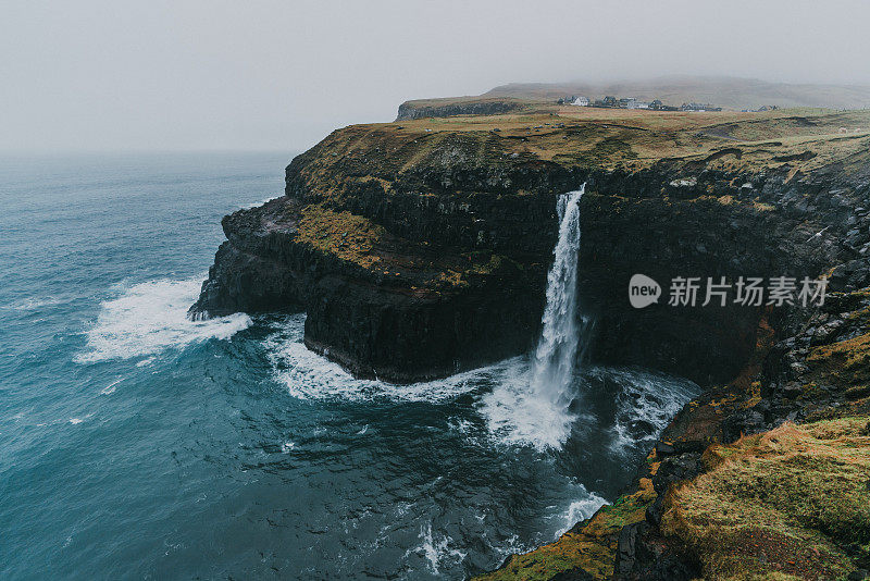 在法罗群岛的风景Múlafossur瀑布坠入大海