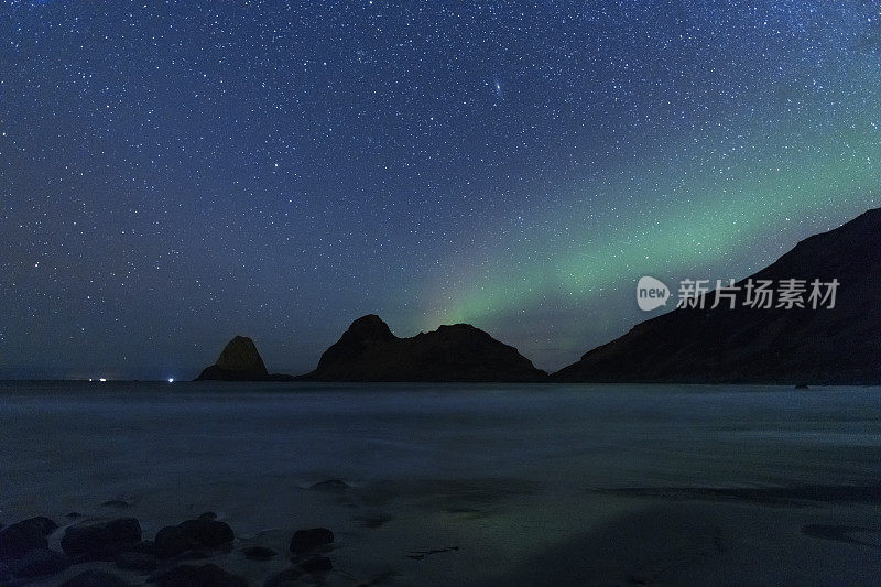 挪威北部的北极光，尼卡瓦海滩上的星夜