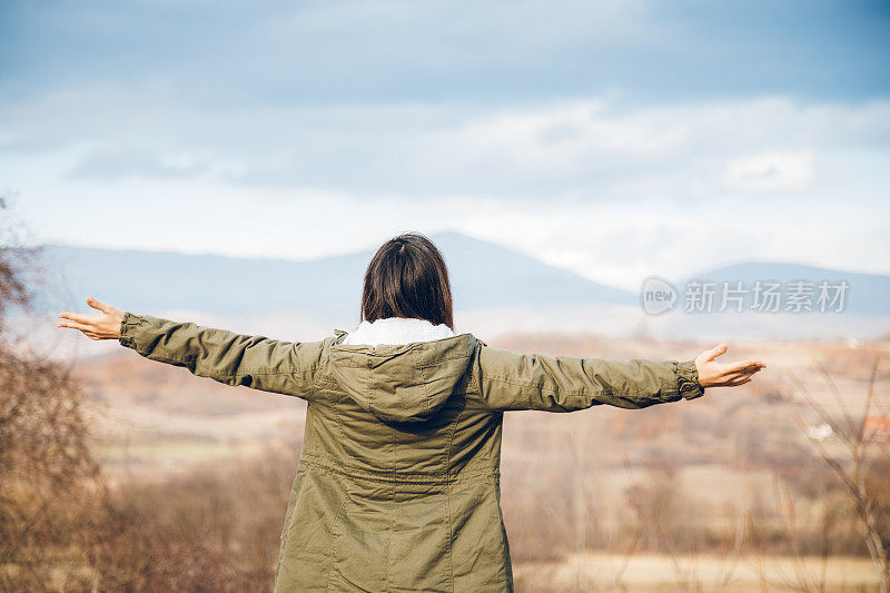 女人在大自然中张开双手