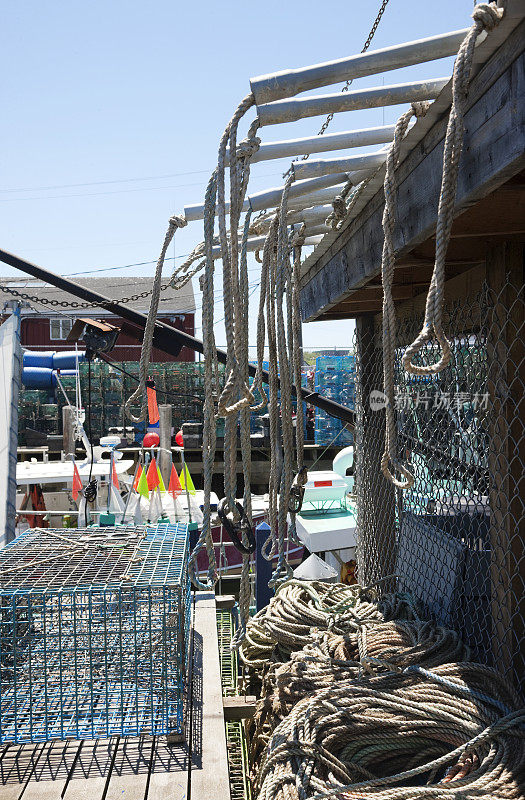 渔民的命令:绳子，浮标，码头上的捕虾器