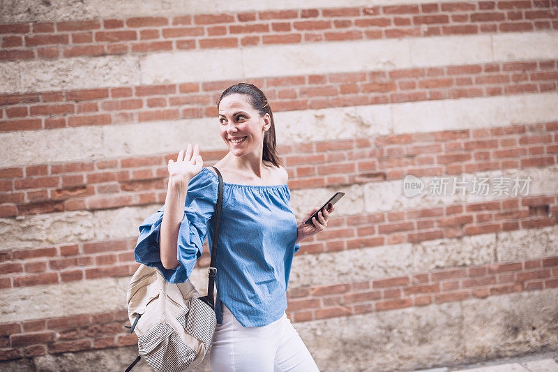 年轻女子发现意大利的维罗纳