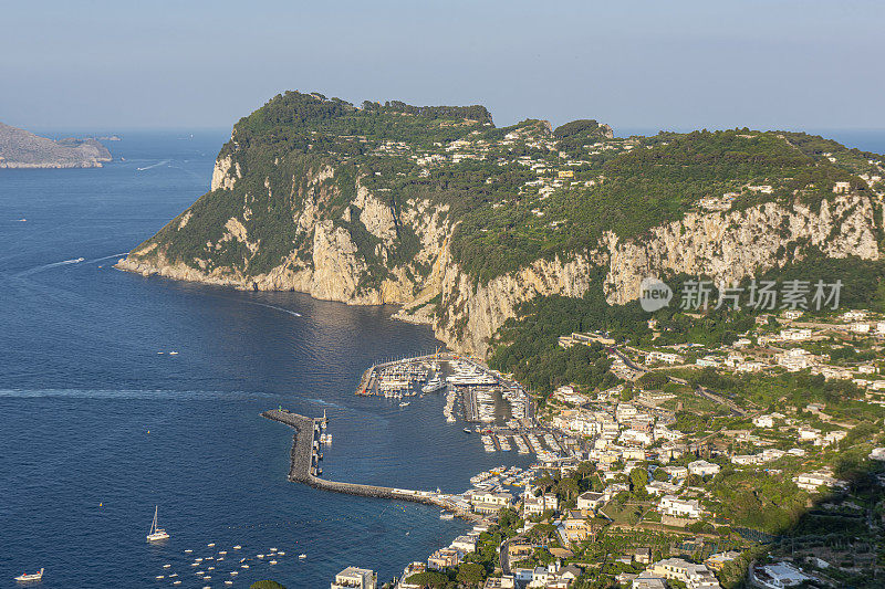 高角度的海岸线和格兰德码头，卡普里岛的主要港口在第勒尼安海在意大利。
