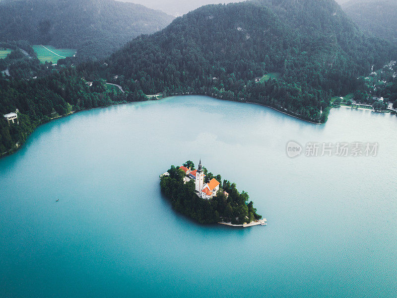 鸟瞰图的小岛与教堂在湖流血和山脉