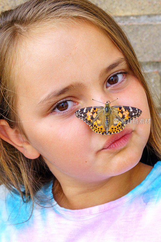 十岁的女孩，鼻子上有只蝴蝶