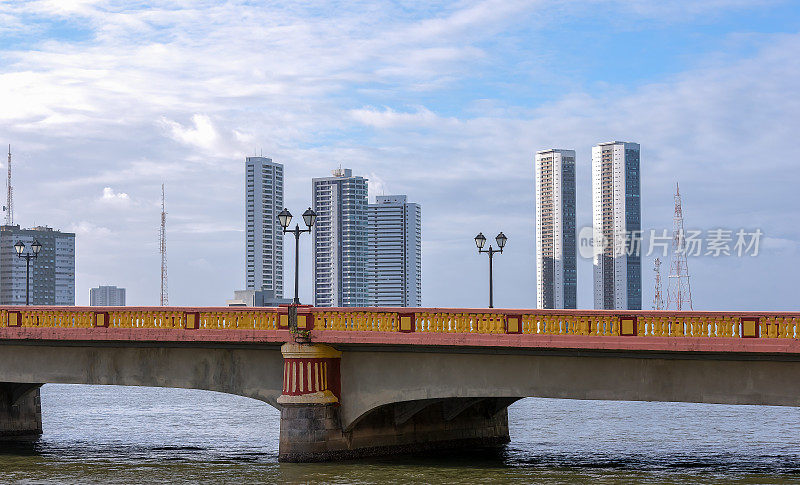 累西腓市的河流、桥梁和建筑