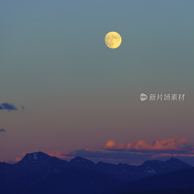 近满月日落和山脉