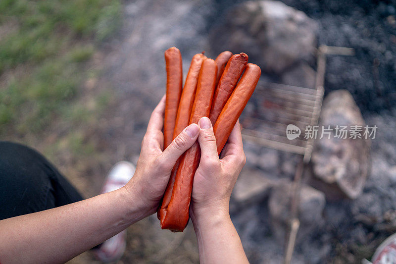 小女孩在烤架上准备食物