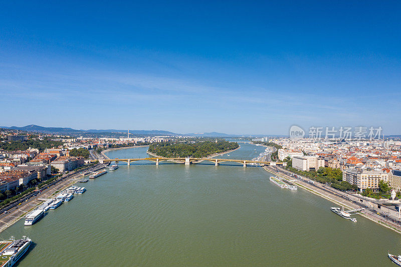 布达佩斯，匈牙利——布达佩斯与匈牙利议会，玛格丽特岛和桥梁的空中天际线