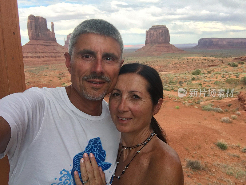 自然公园。旅行。自拍纪念纪念碑谷。丈夫和妻子。犹他州。美国