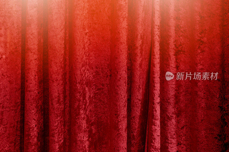 红色窗帘背景的特写