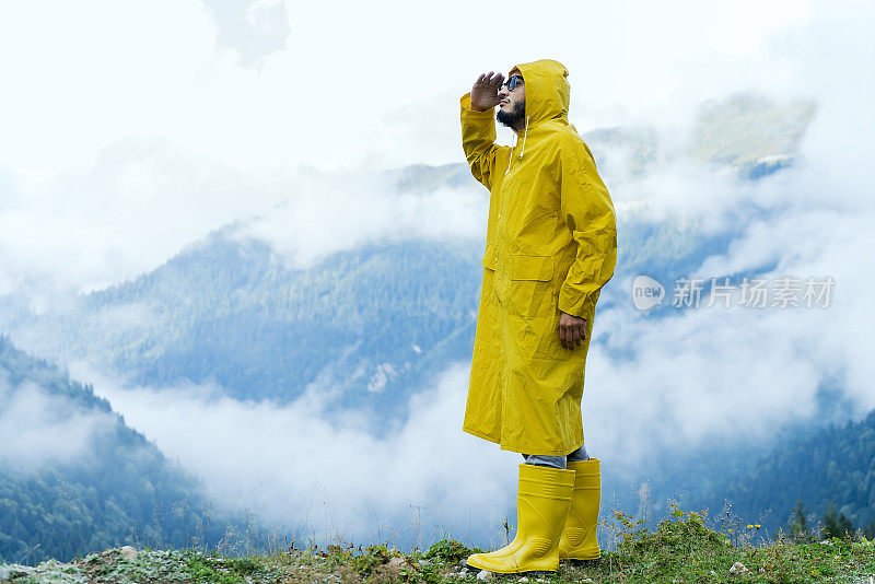 黄色雨衣的人