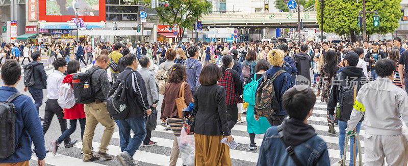 涩谷十字路口过马路的人群