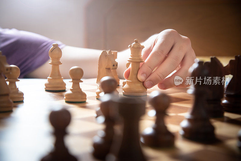 手玩象棋游戏的近景