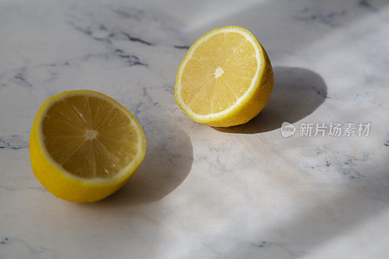 把新鲜柠檬切成两半放在桌上