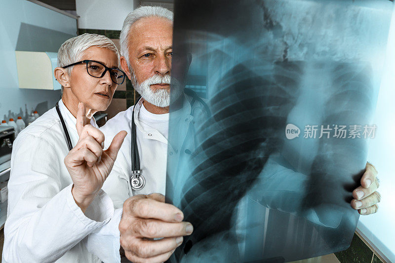两名流行病专家通过病人胸部x光分析冠状病毒的损害