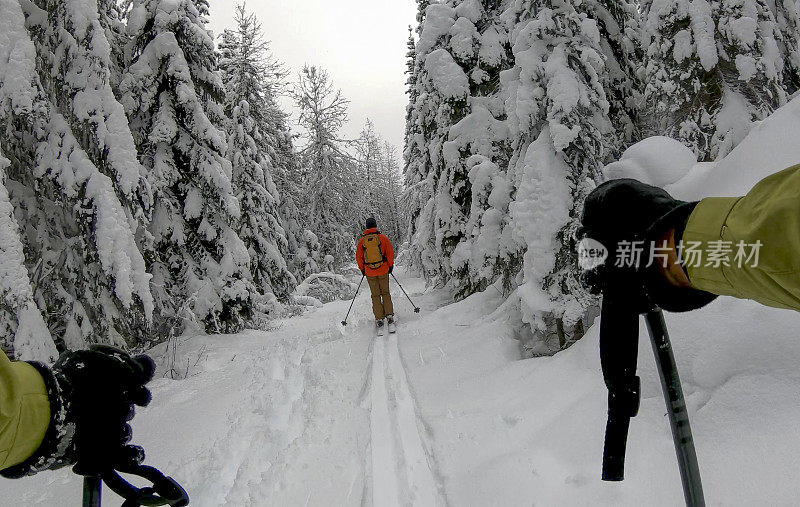 偏远地区的滑雪者下山