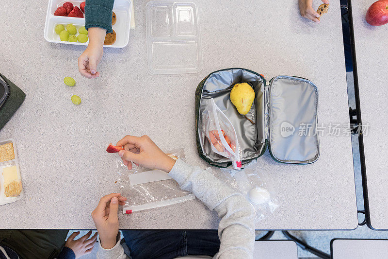 学童吃午餐的高角度视图