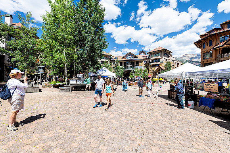 科罗拉多州的山村小镇与街道遗产广场为周三的农贸市场和人们的广角视野