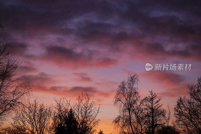 日落天空与红云