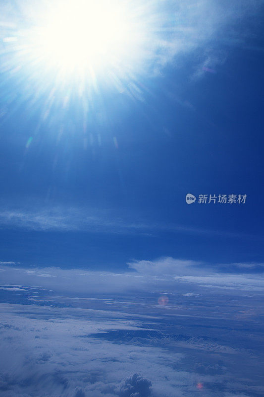 从天空鸟瞰云和太阳