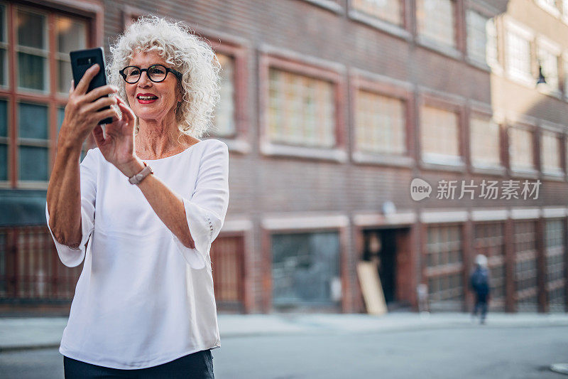 城里的老女人在自拍