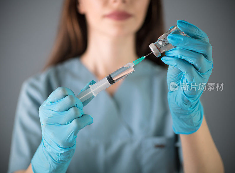 注射器，医生手中的医用注射剂。疫苗接种设备。