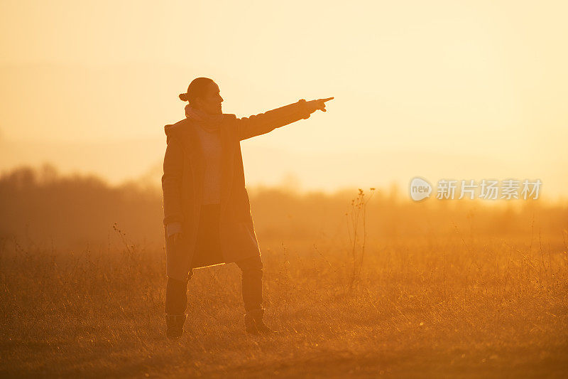 回归自然。日出时分，年轻女子在清晨练习太极。在大自然中做放松练习的快乐女孩的WS。