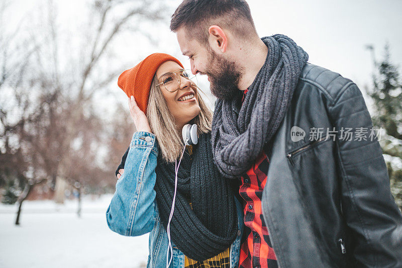 这对夫妇在户外享受最后的冬天