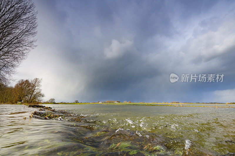 荷兰奥弗伊塞尔市兹沃勒附近的伊伊塞尔河的高水位。