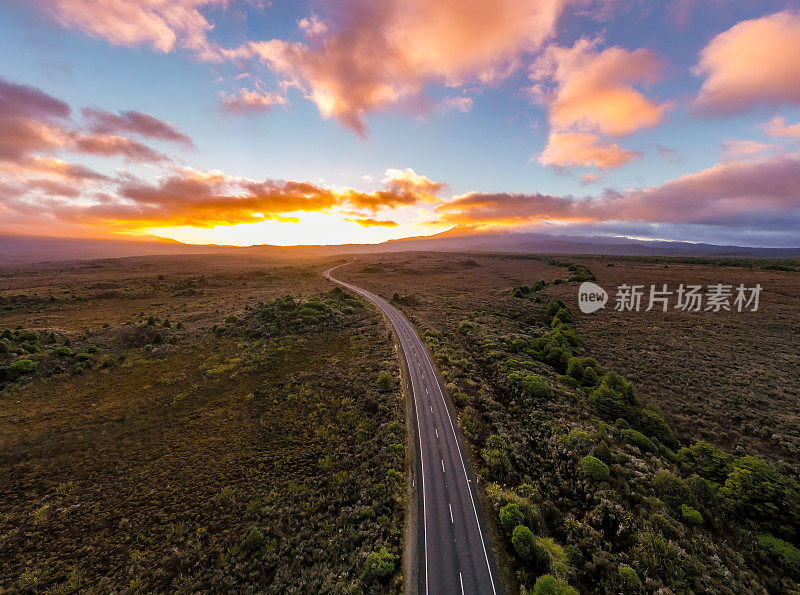 黎明时分，在前往新西兰国家公园鲁阿佩胡山的路上