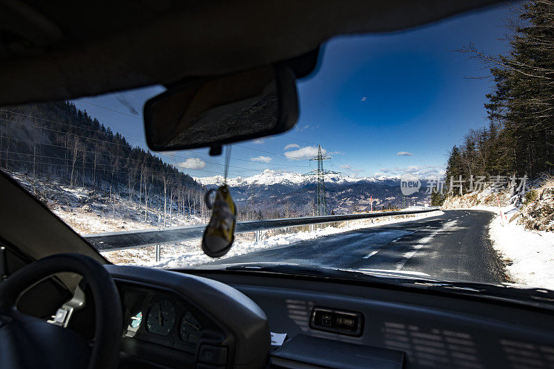 冬天在山间的柏油路上开车