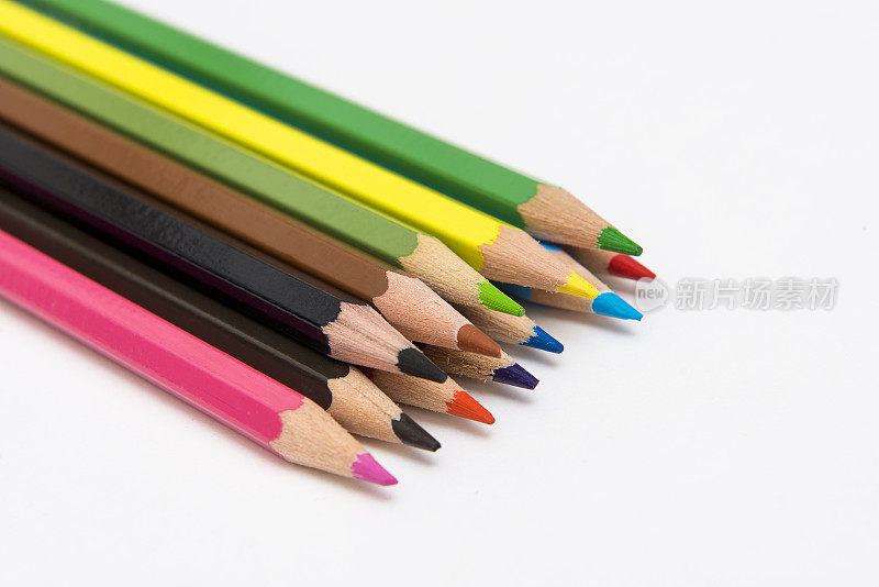 高角度的彩色铅笔堆叠在白色的背景