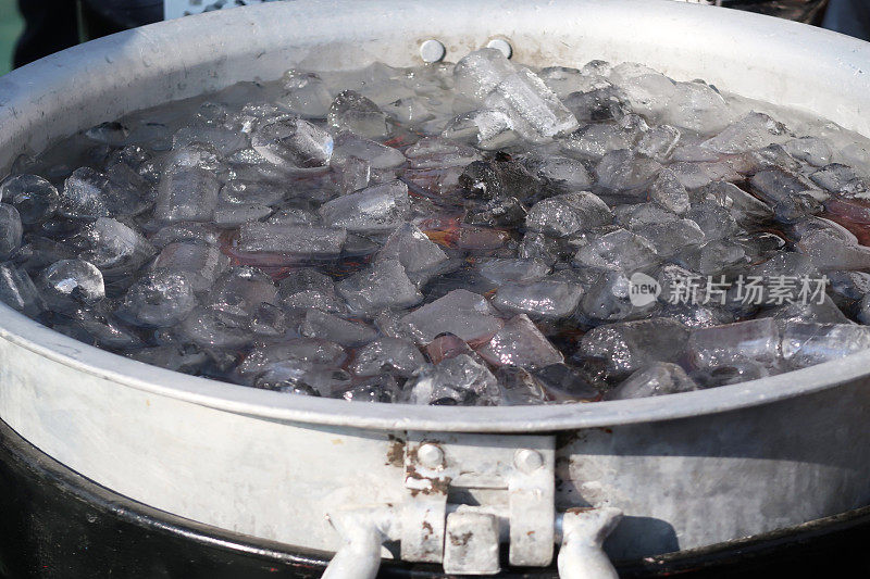 想象一下有冰的冰饮料的游园会，一桶冰和玻璃瓶的啤酒，装满冰块和酒精饮料的金属桶