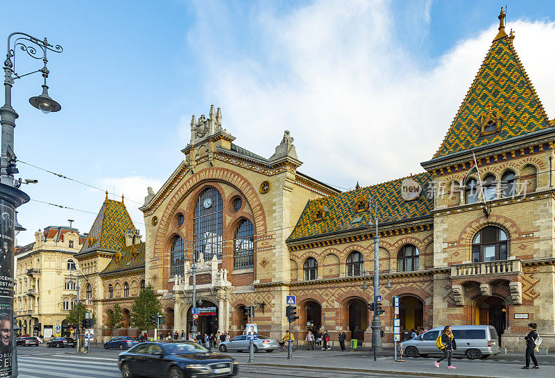 大市场大厅布达佩斯最大和最古老的室内市场，街上的人和车。