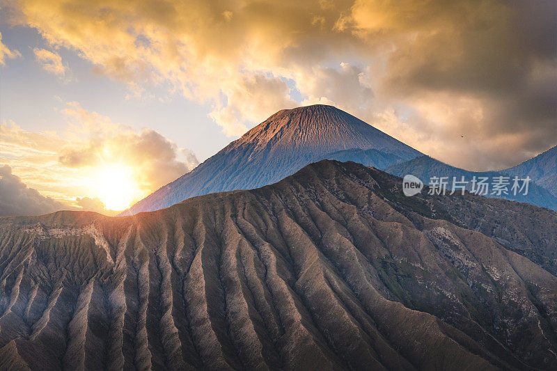 清晨在印度尼西亚东爪哇的布罗莫卡尔代拉。火山的形成有几座火山，以著名的布罗莫火山和塞默鲁火山为背景