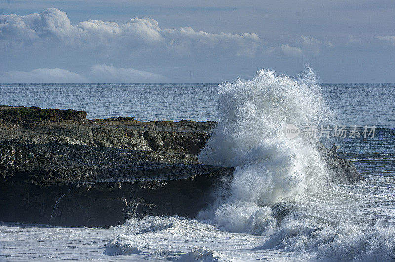 巨大的海浪冲击着海岸的岩石