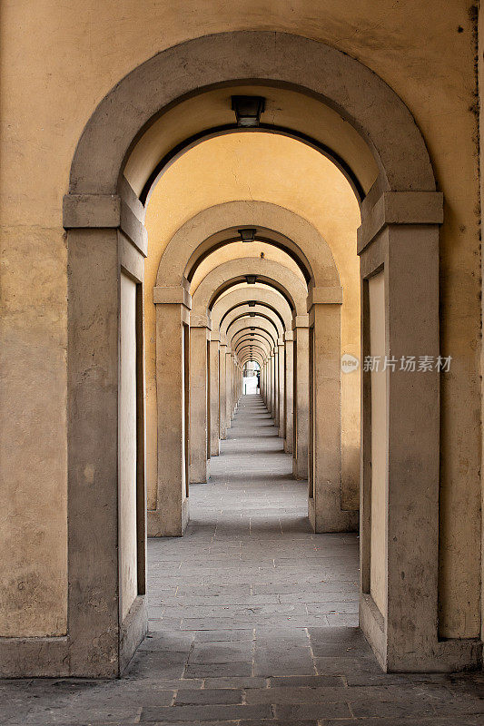 佛罗伦萨瓦萨里走廊下面的人行道
