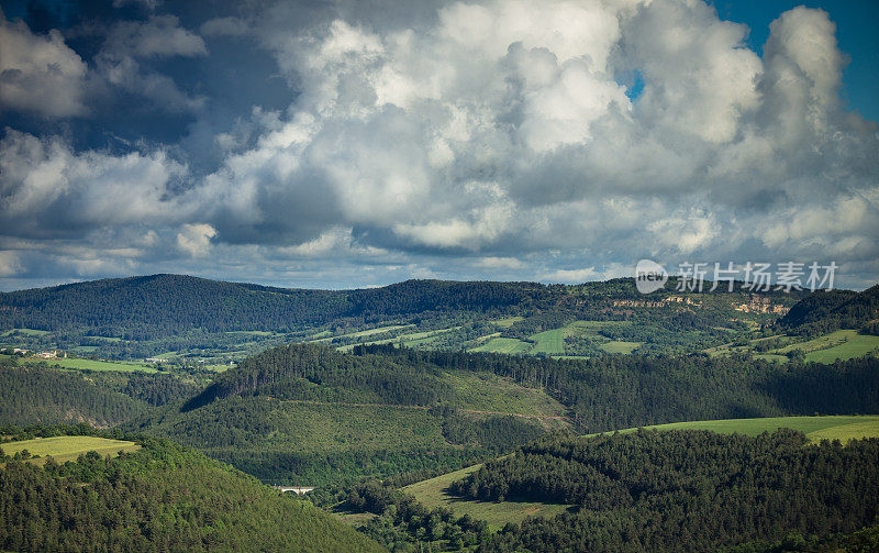 戏剧性的云在森林山谷Lozère，法国