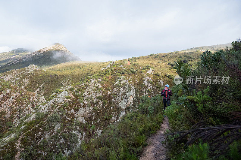 独自在山里徒步旅行的女人。