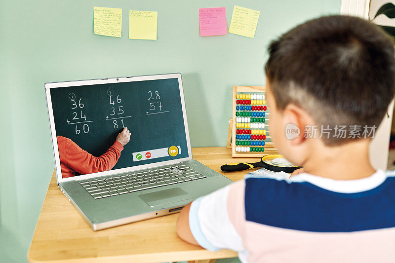 6-7岁可爱的孩子从电脑学习数学。在家教育