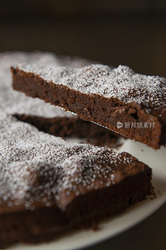 一片黑巧克力软糖蛋糕