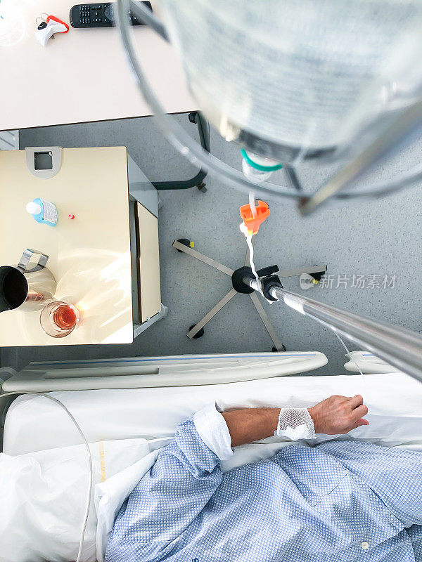 病人躺在医院病床上的高角度视图