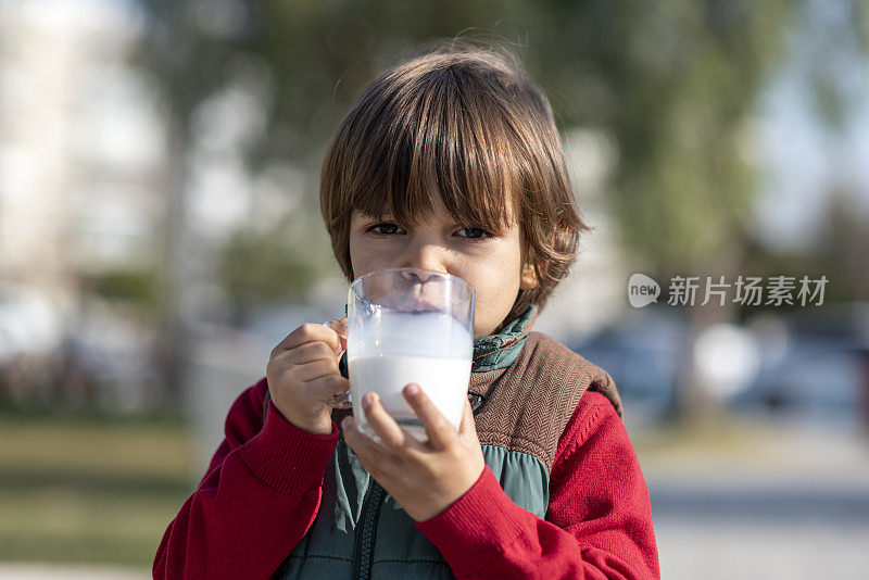 小男孩正在喝牛奶